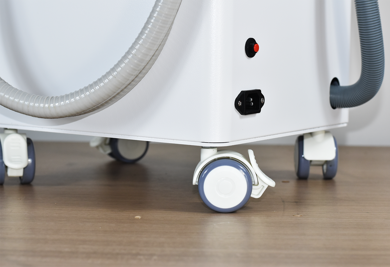 ANZHE AZ-A01 400W portable dental suction unit, side detail view of casters and cooling fan